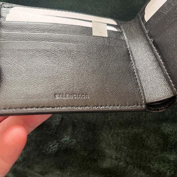 Balenciaga Monochrome Wallet - Picture 3 of 7